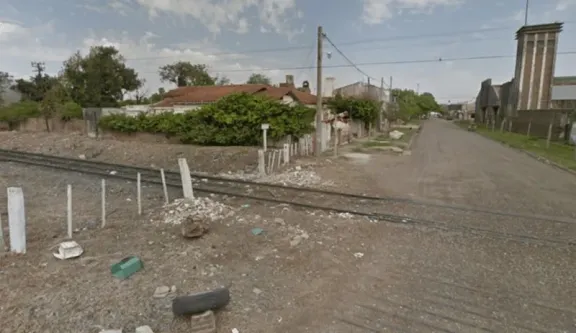 Una mujer quiso rescatar a su perro de las vías del tren y murió arrollada por una formación