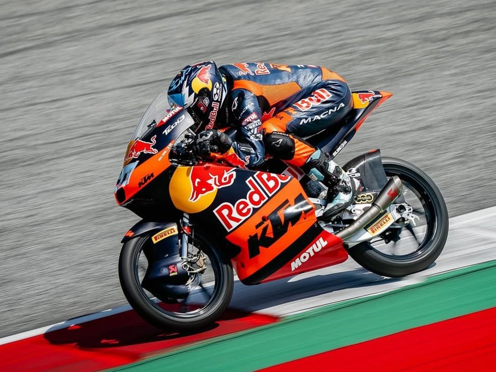 Valentín Perrone acarició su primera victoria en el GP de Austria pero un inoportuno toque lo relegó al séptimo puesto