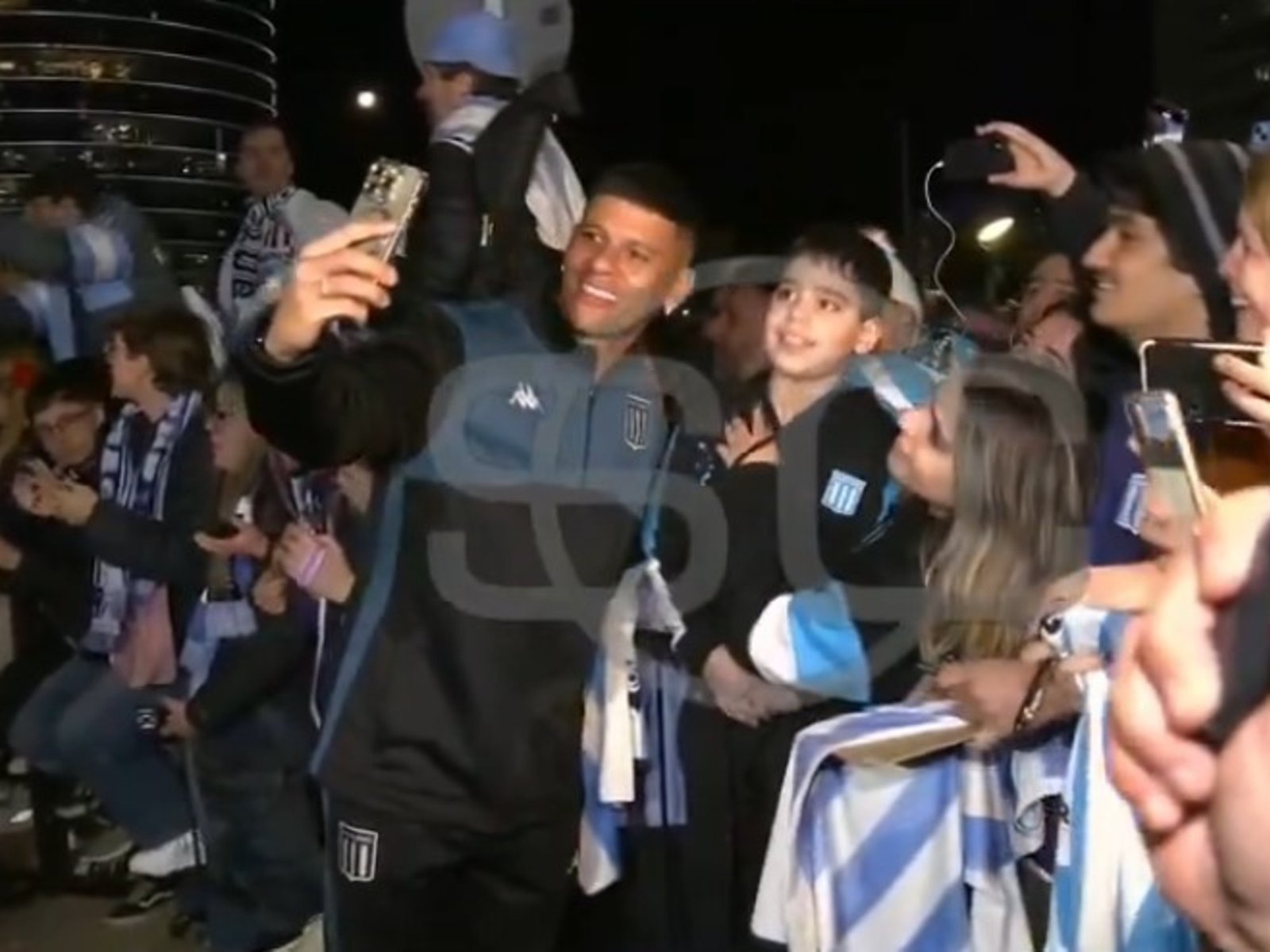 Ya en Uruguay, los primeros autógrafos y fotos de Rojo con los hinchas de Racing :: Olé