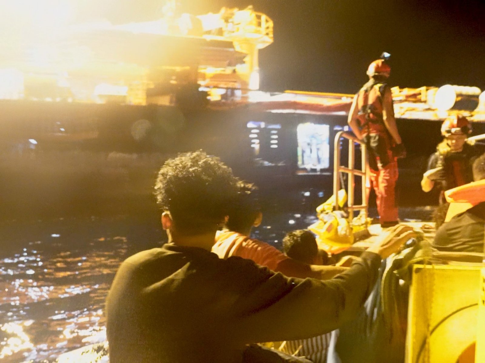 a bordo del barco de Enrique Piñeyro al rescate de migrantes cerca de la muerte