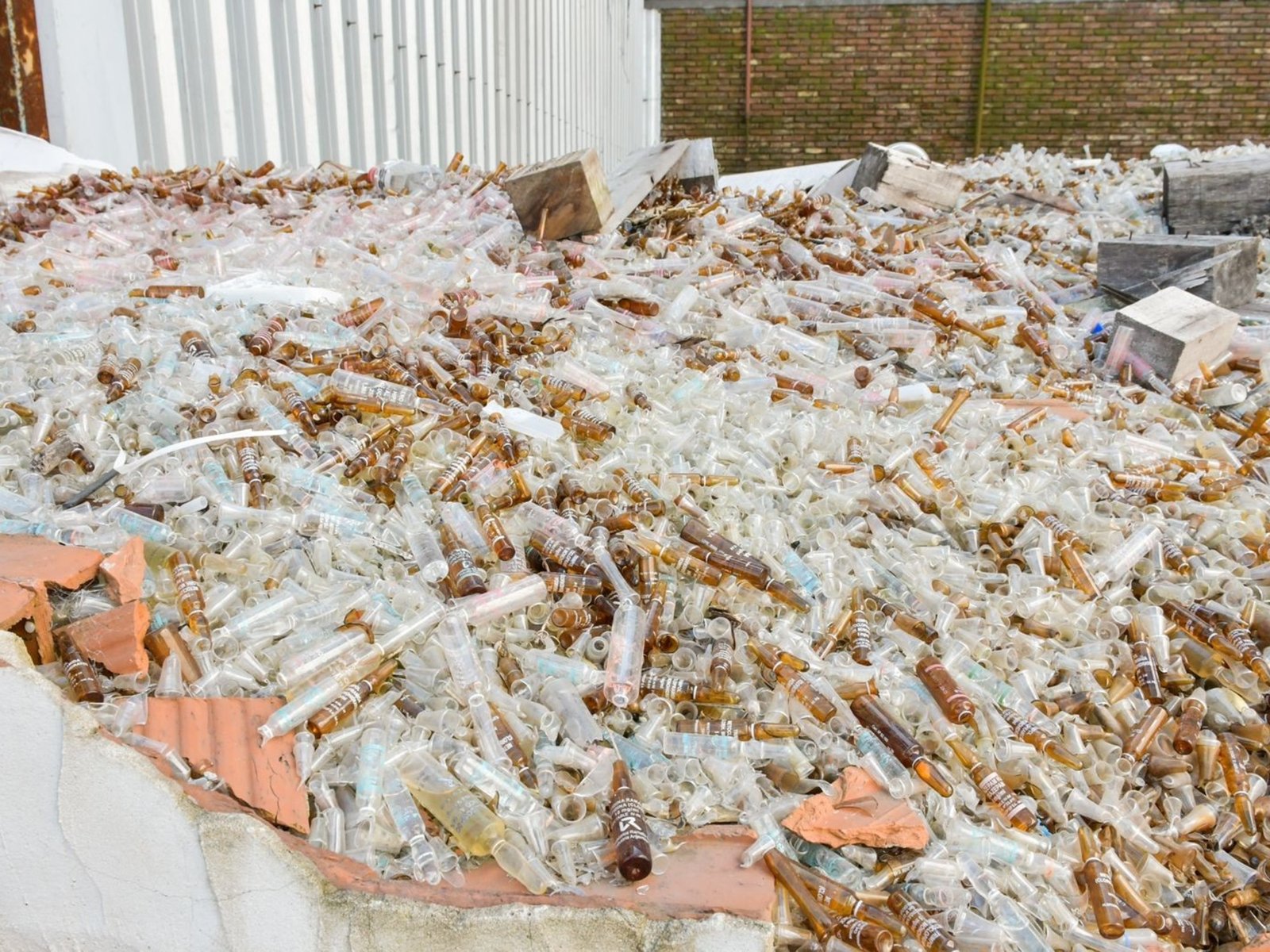 a más de tres meses del escándalo hallan remedios abandonados en el laboratorio Ramallo