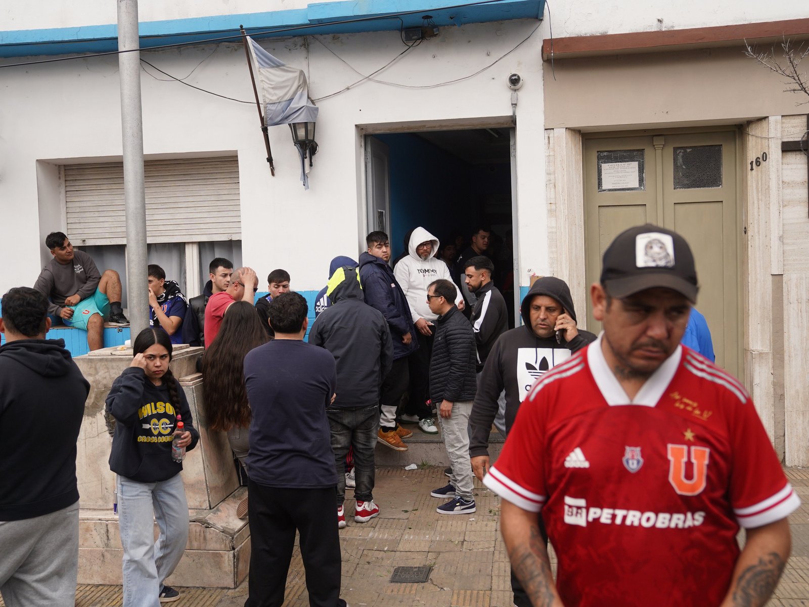 agredieron un móvil de TV y hubo temor en el colegio de Independiente