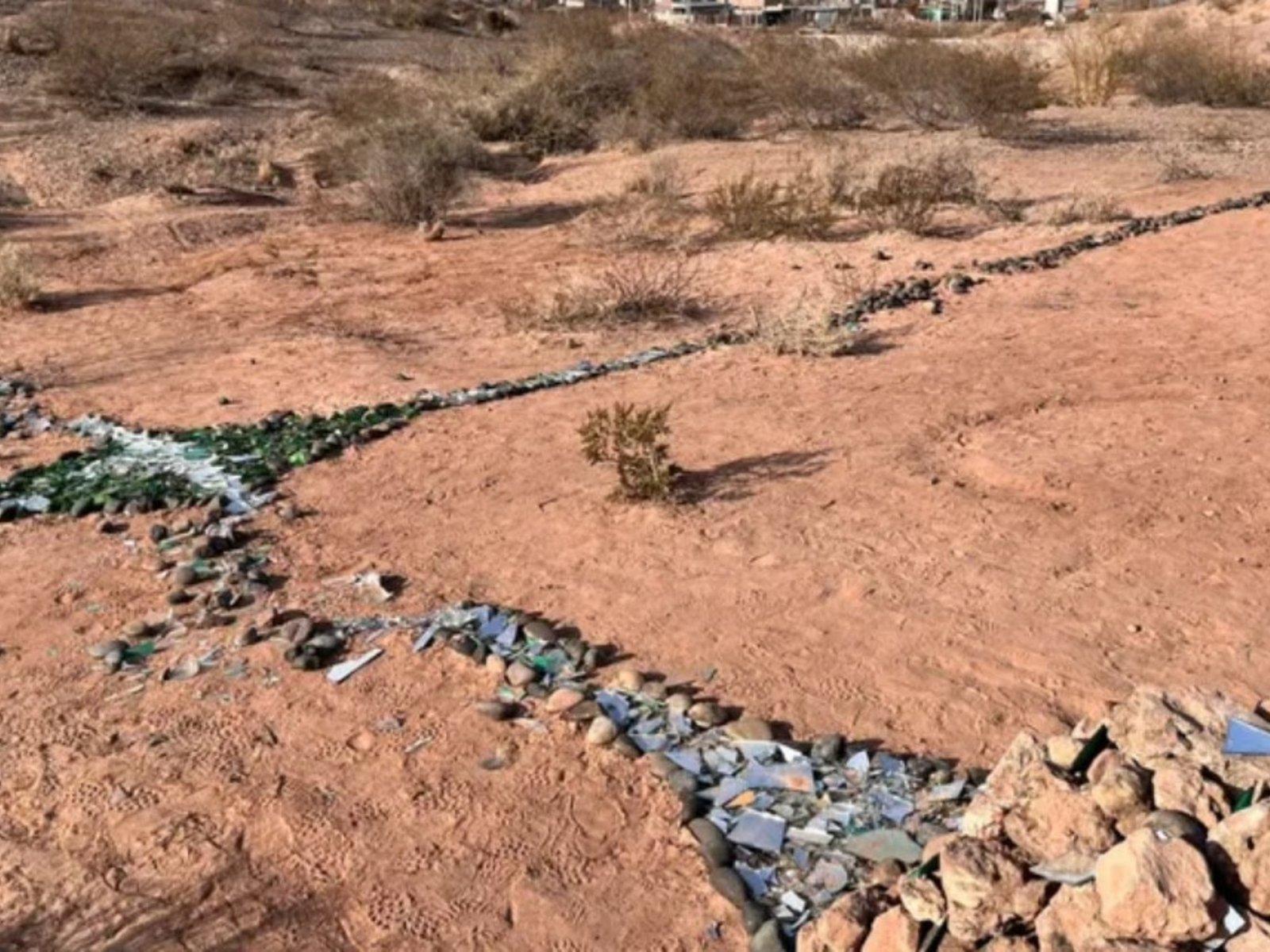 apareció una cruz gigante hecha con vidrio molido y metales en el Parque de los Dinosaurios