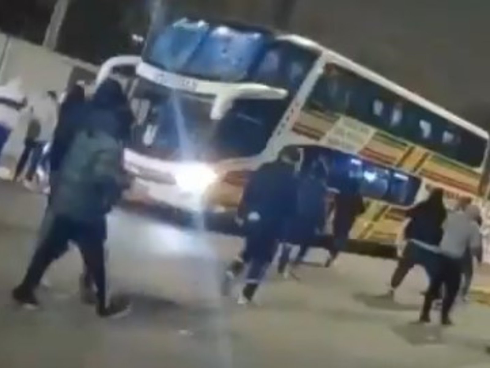 apedrearon el micro y proliferaron las amenazas