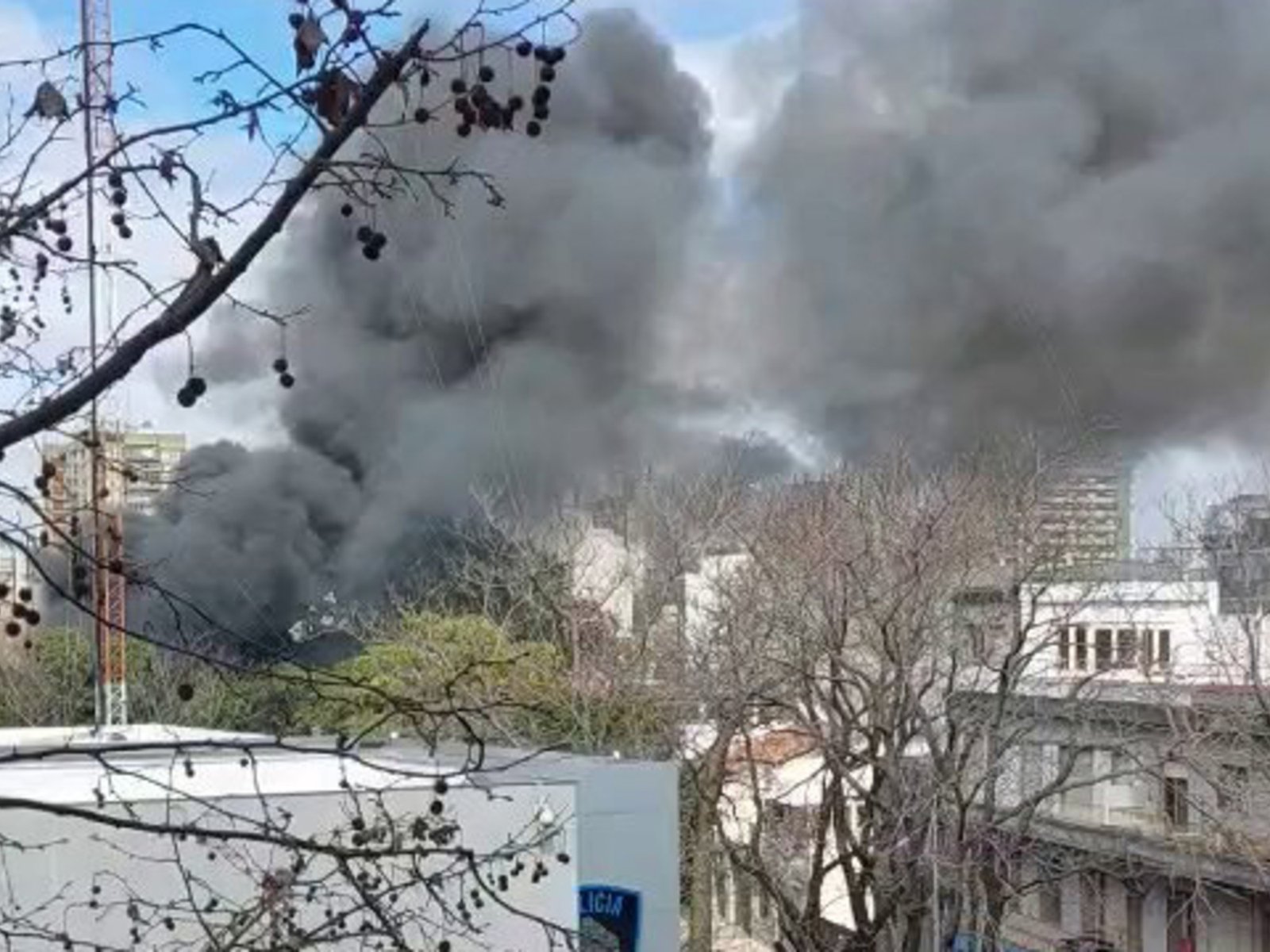 aseguran que hay gente atrapada y el humo puede verse desde diversos puntos de la Ciudad