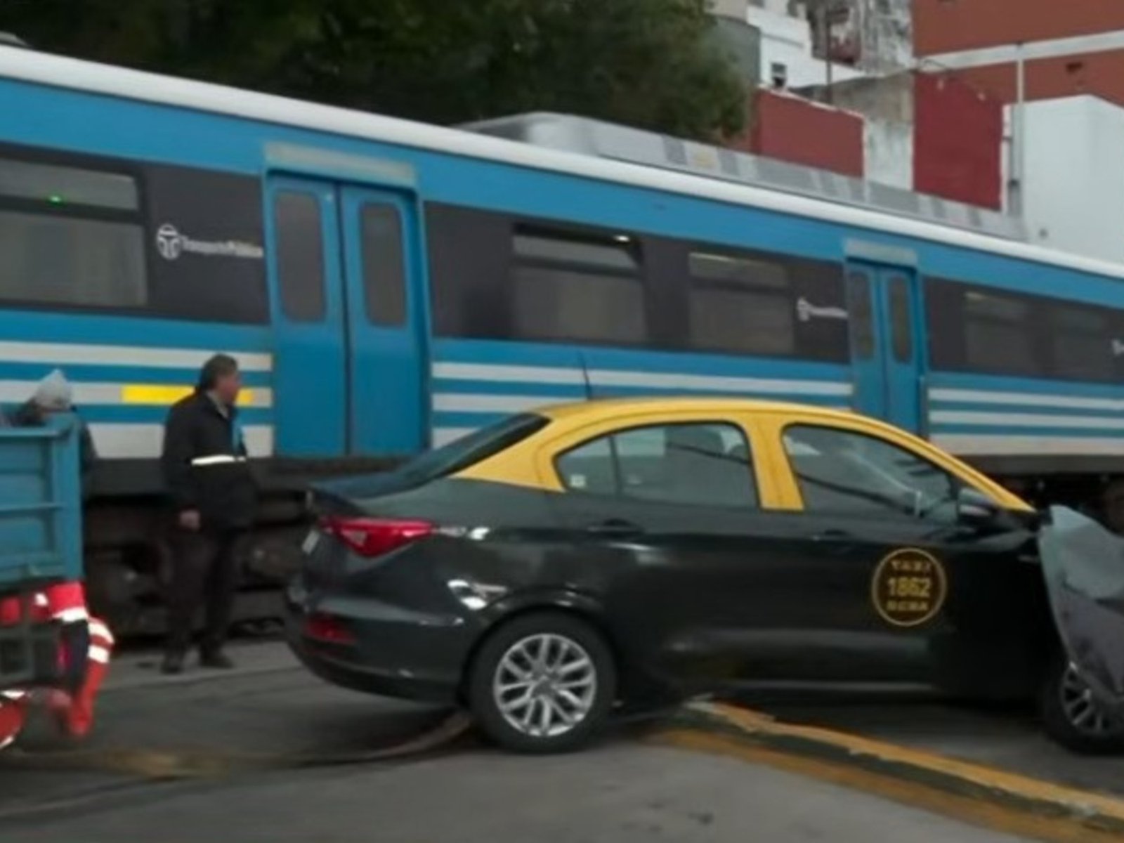 así fue el momento en que un tren embistió a un taxi que trató de cruzar con las barreras bajas en Flores