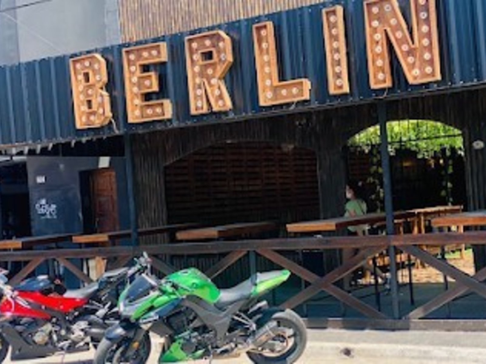 borrachos, se negaron a pagar en la cervecería y le dieron una brutal paliza a las mozas