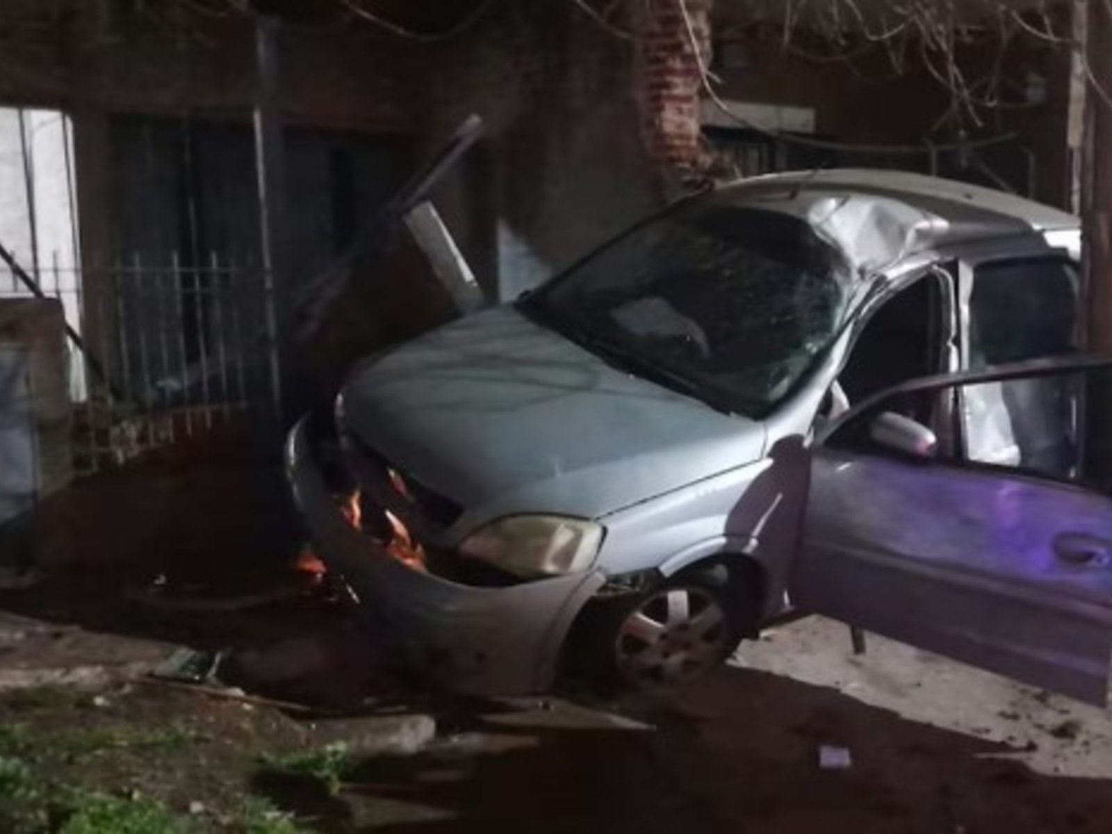 chocó contra el frente de dos casas en Hurlingham