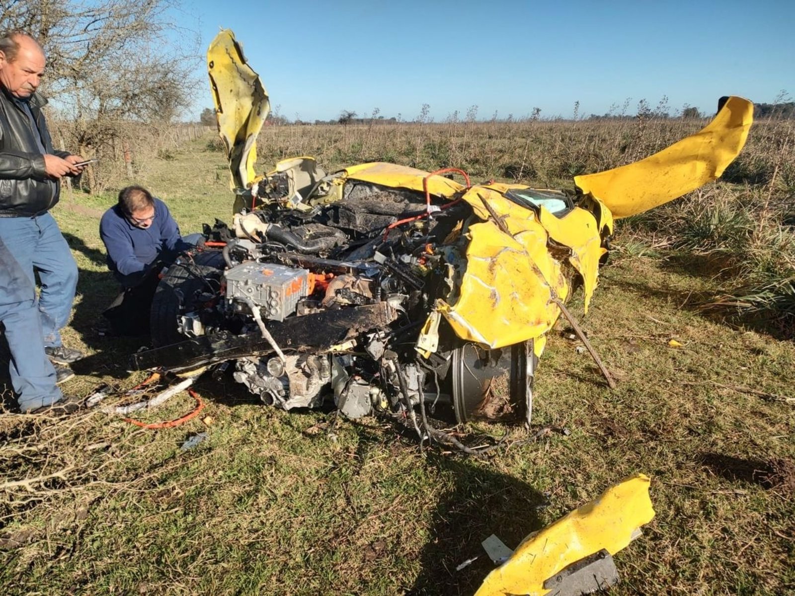 destrozó una Ferrari que vale un millón de dólares al chocar una rotonda en San Vicente y salió ileso