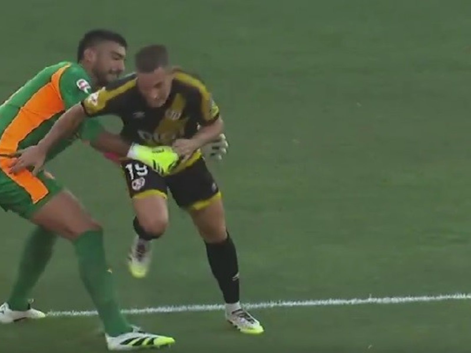 dos errores insólitos y expulsión en el primer tiempo