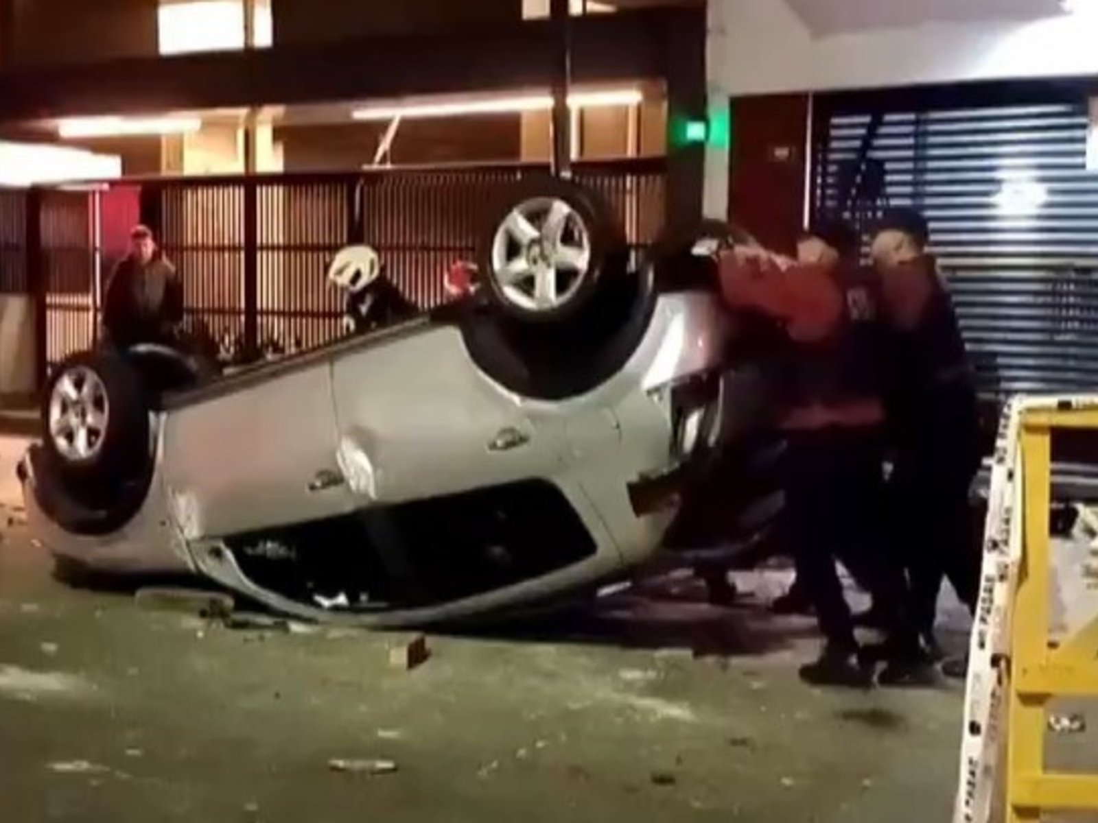 dramático vuelco y choque de un auto contra ocho motos en Villa Crespo