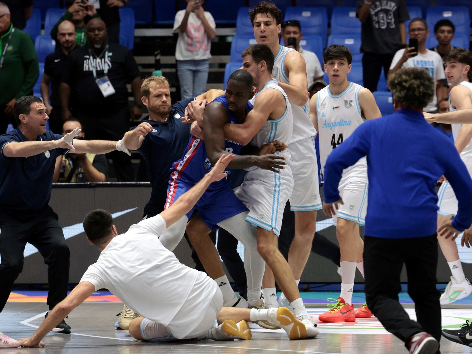 el Seleccionado argentino de básquet a las piñas con República Dominicana