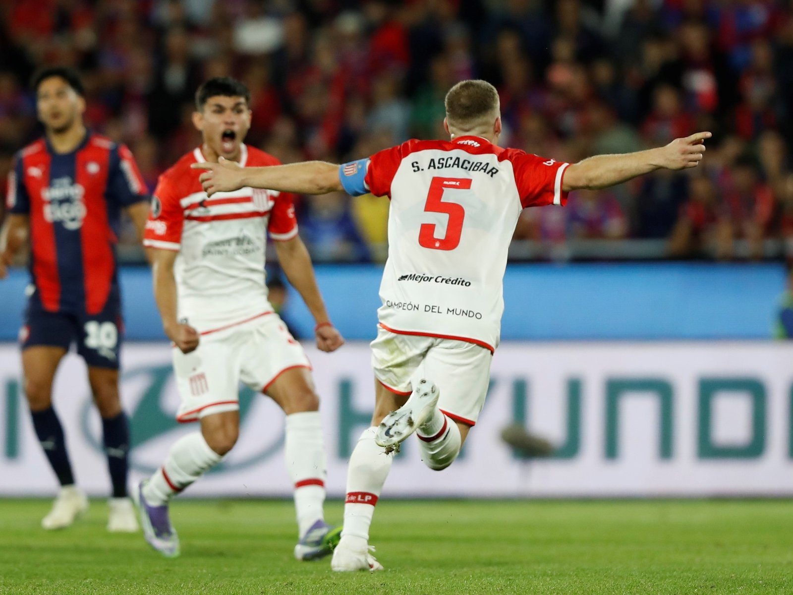 el agónico penal para ganarle a Cerro Porteño en Asunción y poner un pie en cuartos