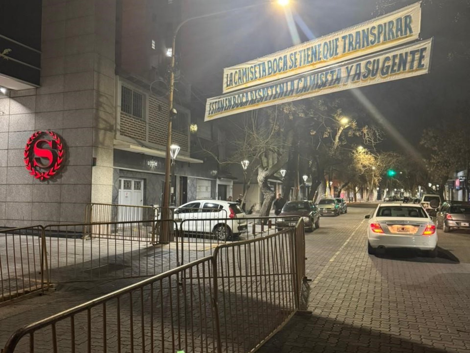 el amenazante pasacalle que apareció frente al hotel donde paran los jugadores de Russo en Mendoza