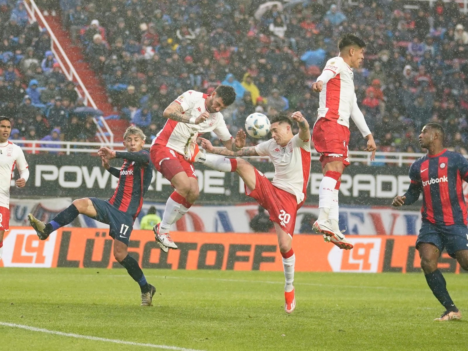 el clásico de barrio más grande del mundo es también el de la mayor diferencia en el fútbol argentino