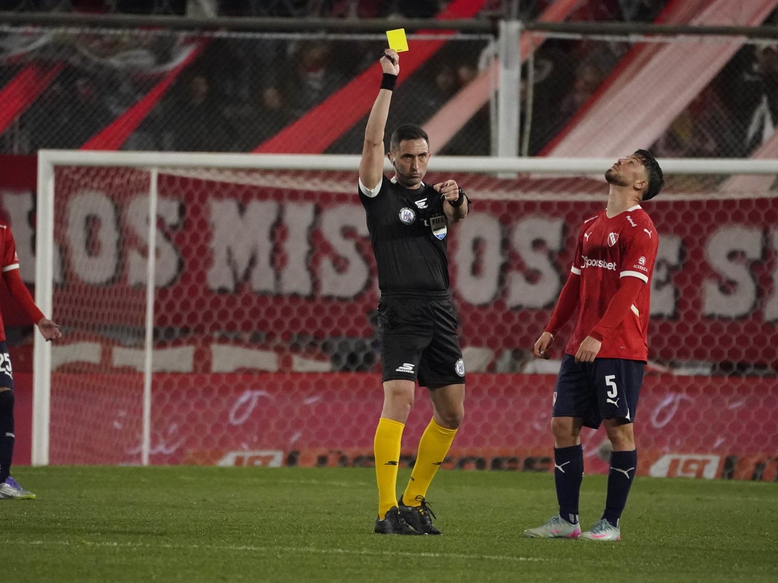 el fútbol argentino levanta la guardia contra los arbitrajes y el VAR que cada vez hacen más ruido