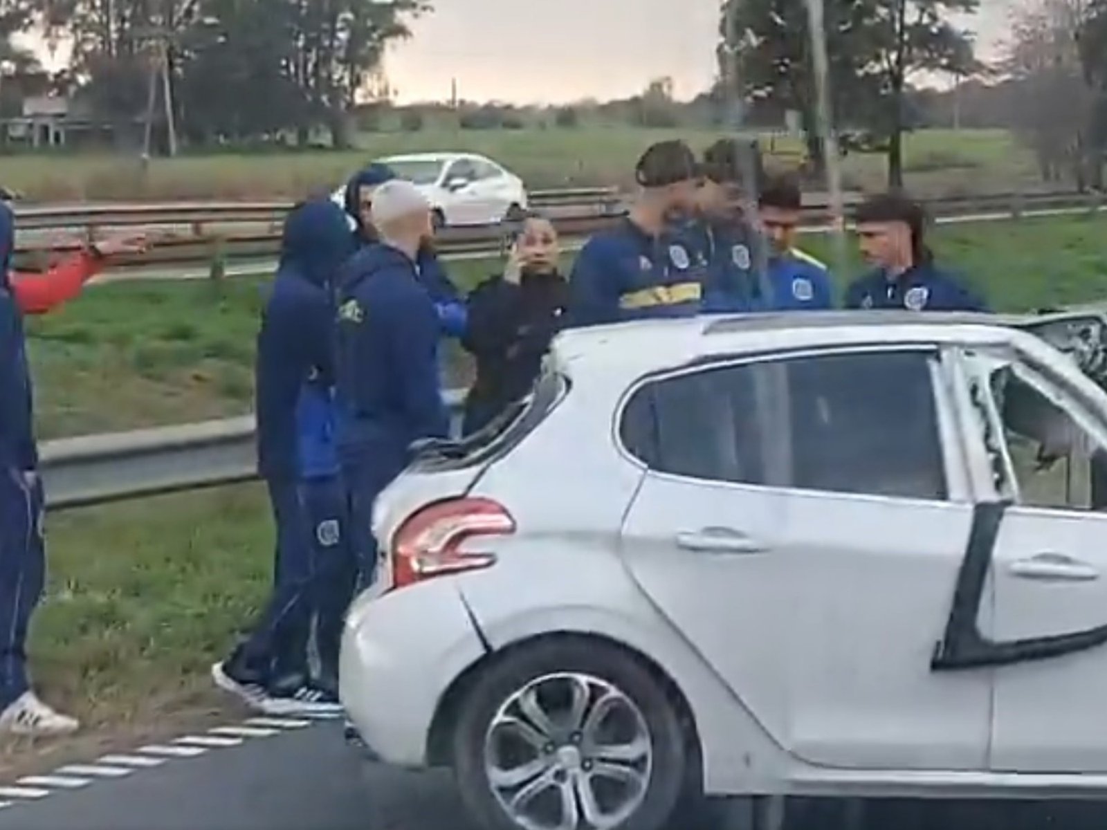 el futbolista Kevin Gutiérrez sufrió un accidente camino al entrenamiento y fue asistido por sus compañeros