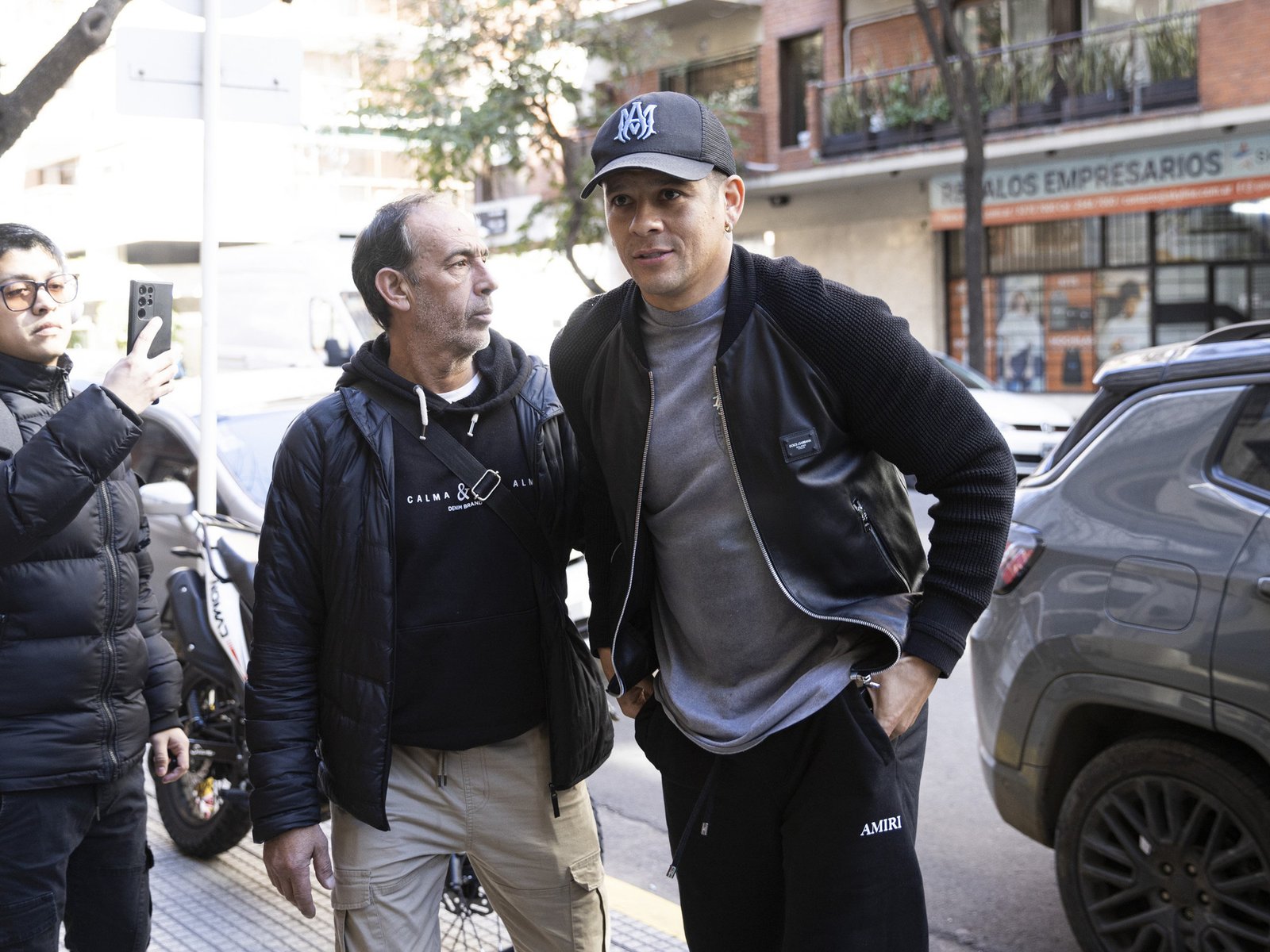 el guiño cómplice de Costas con el "problemita del apellido", la bendición de Milito y Saja y el contrato por productividad
