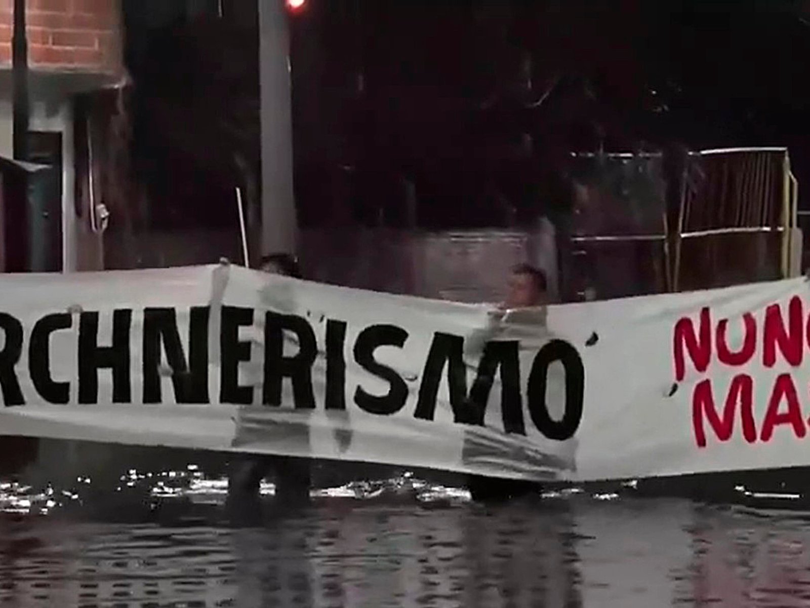 en Villa Celina protestaron por falta de obras con la bandera “Kirchnerismo nunca más”