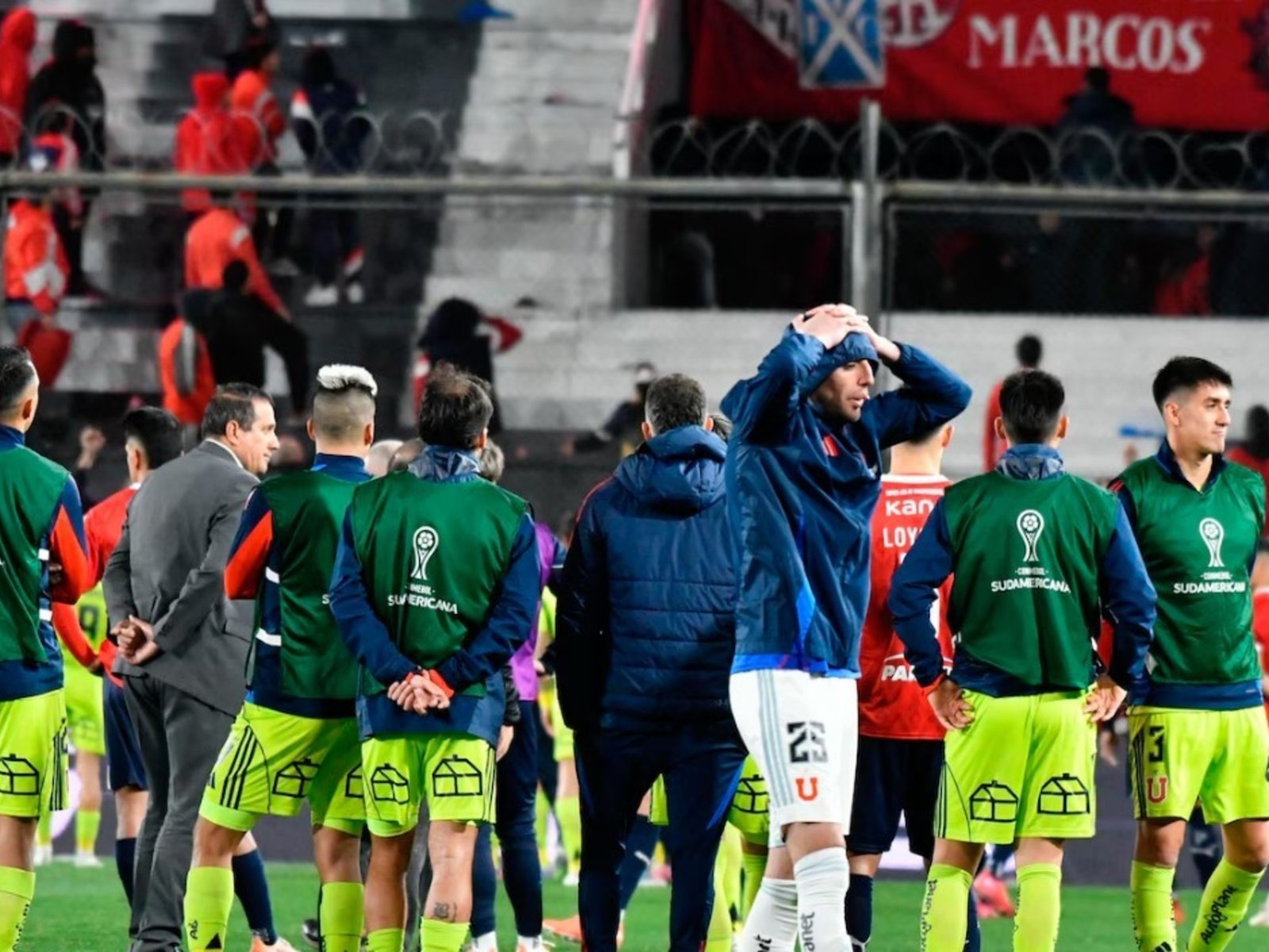 en medio del caos, cómo se decidió la suspensión del partido