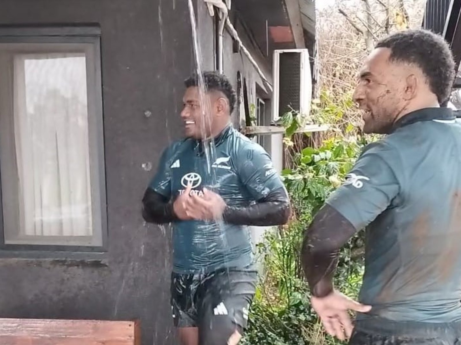 entrenamiento bajo la lluvia, juegos en el barro y una ducha improvisada en una canaleta