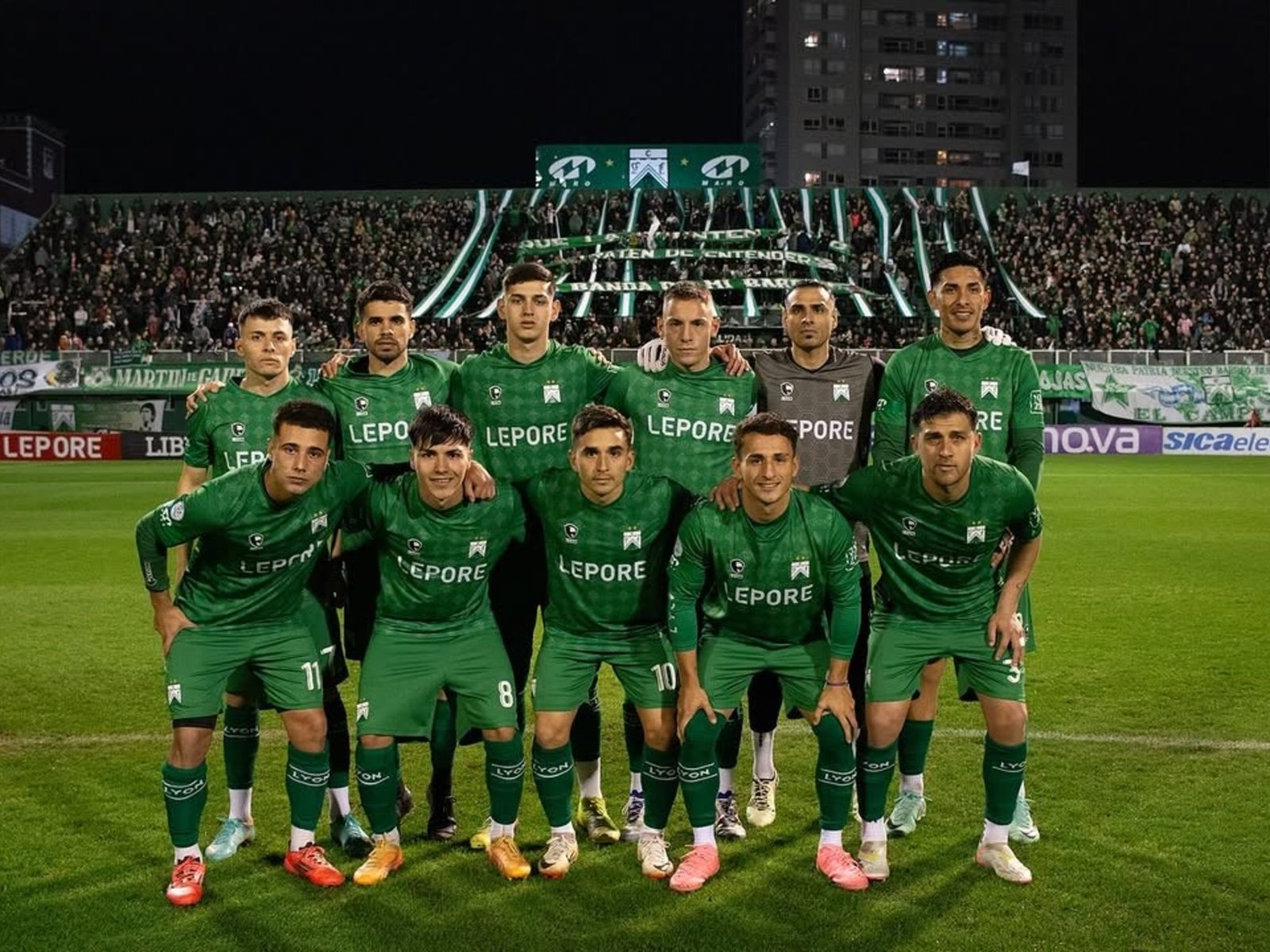 inaugura una tribuna que se demoró 106 meses ante el riesgo de otro descenso la Primera B