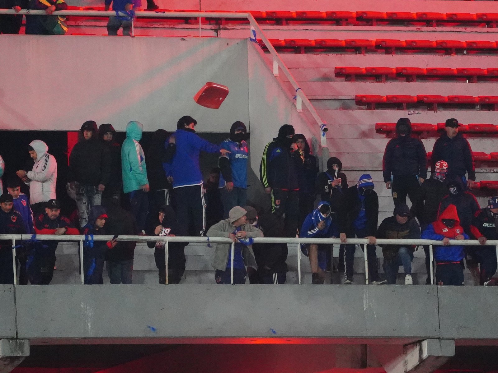 intentan desalojar a los hinchas de la U. de Chile por arrojar objetos contra los de Independiente