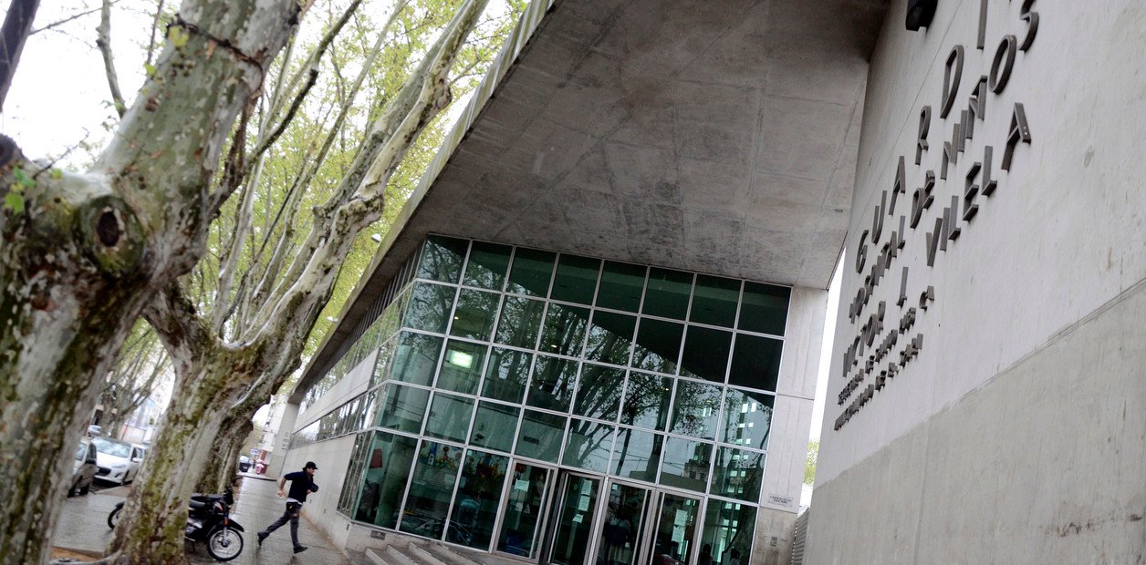 investigan a su madre y su pareja