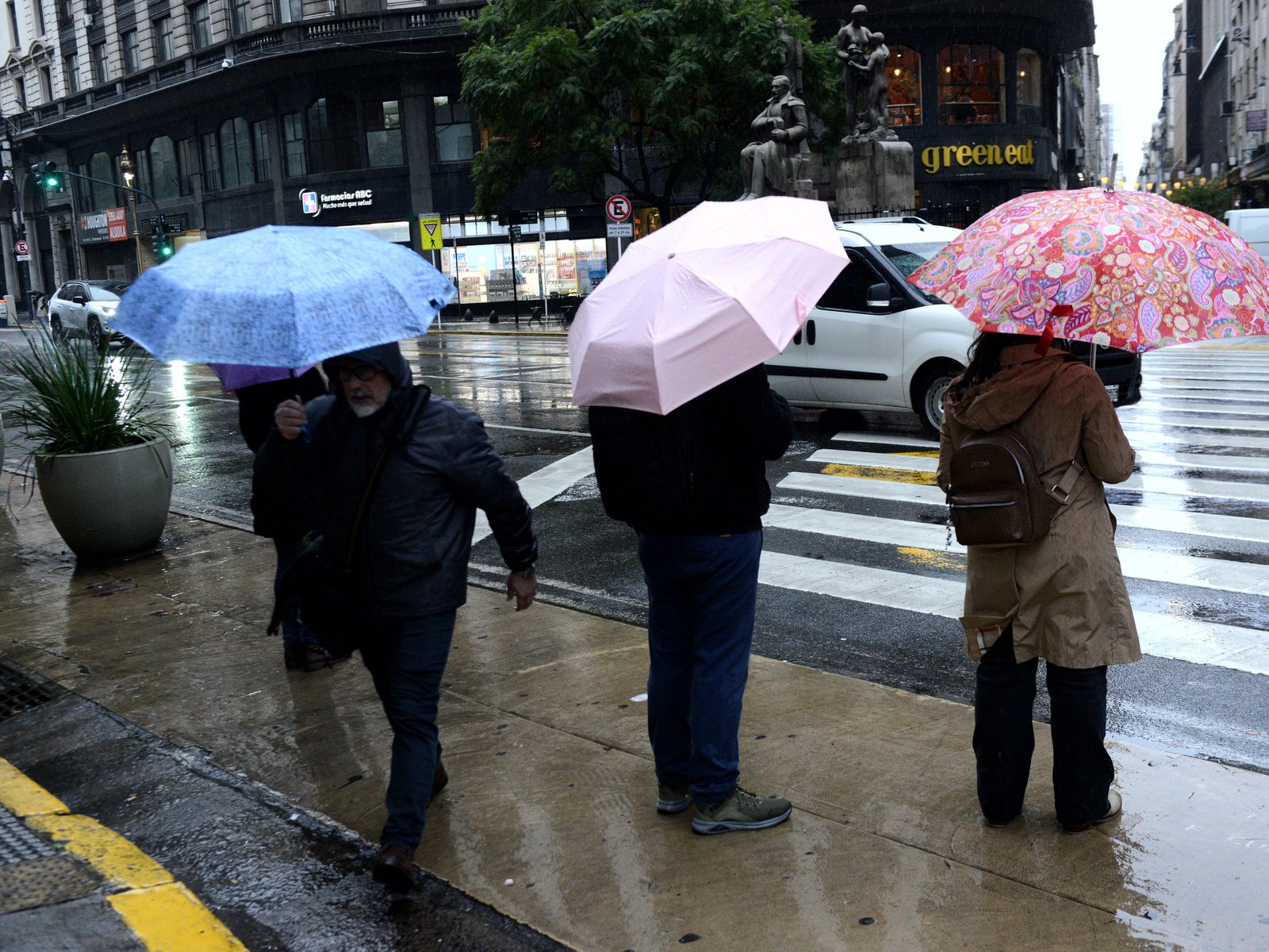 lluvia y vientos fuertes en el AMBA y alertas naranja y amarilla en 12 provincias