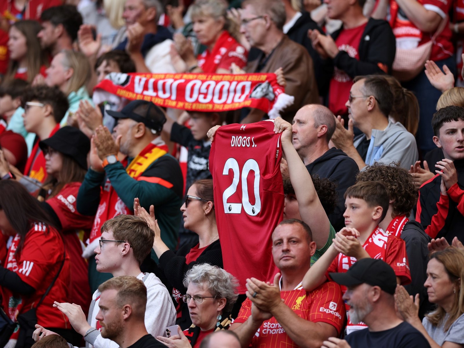 los hinchas de Liverpool lo recordaron a puro aplauso durante el amistoso con Athletic de Bilbao