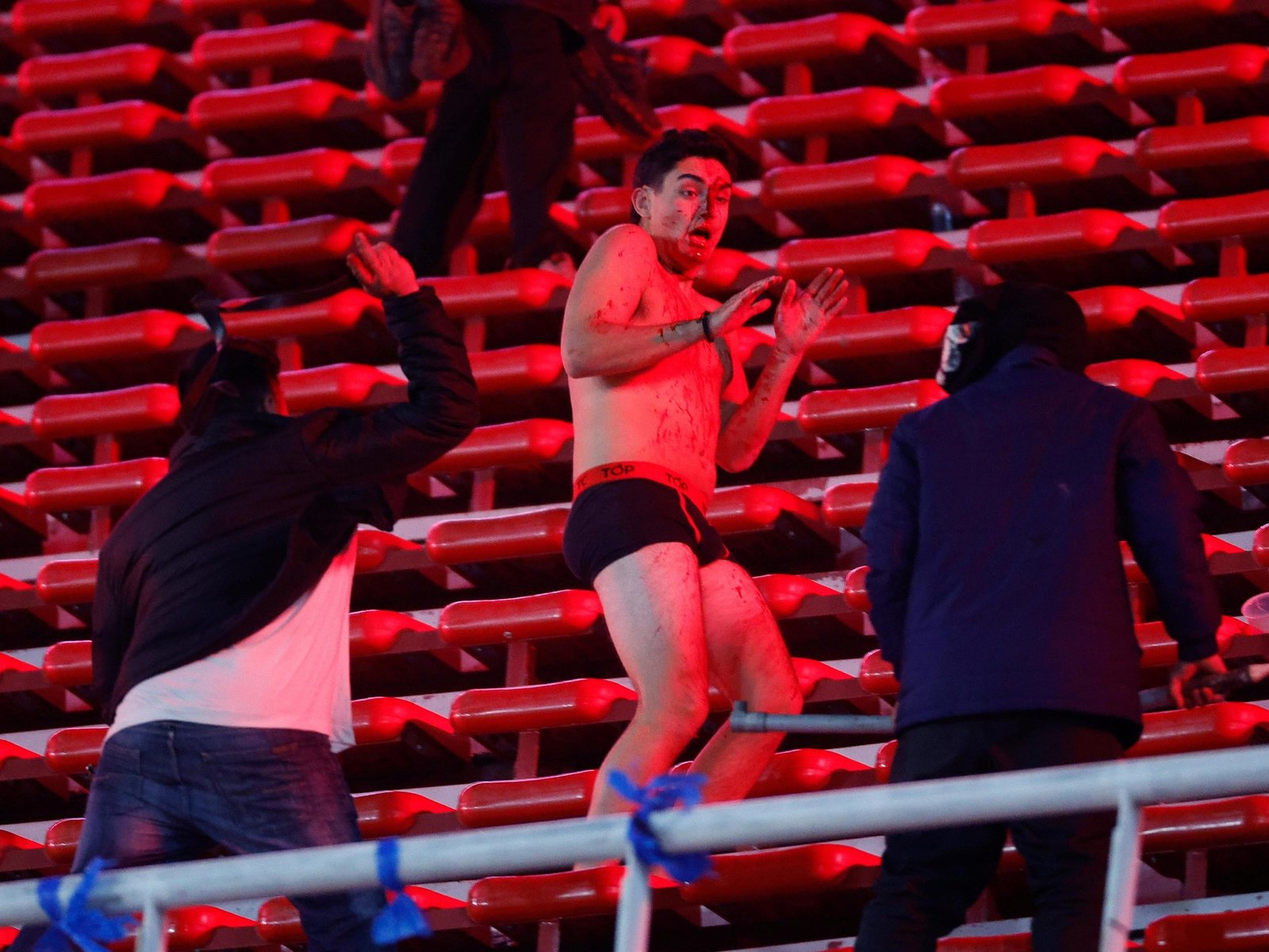 los más crudos videos de la violencia sin control en la tribuna de Independiente