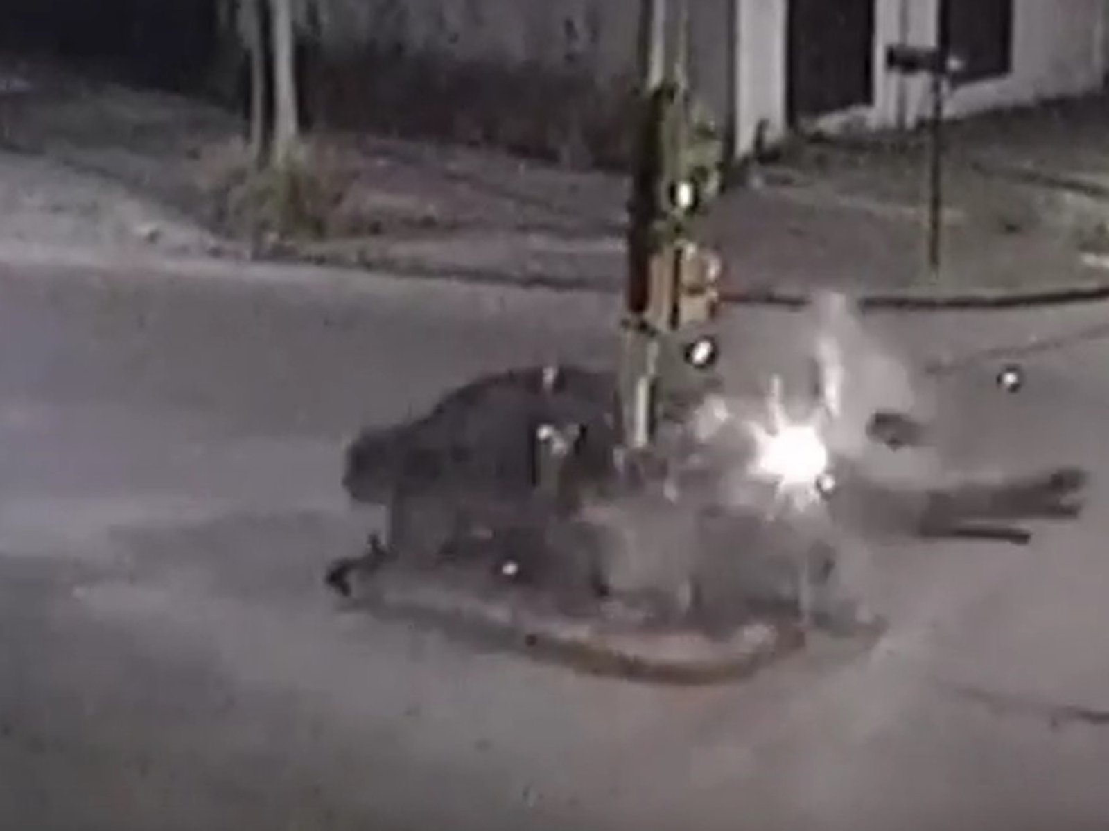 perdió el control del auto y se incrustó contra el semáforo, pero salió caminando como si nada