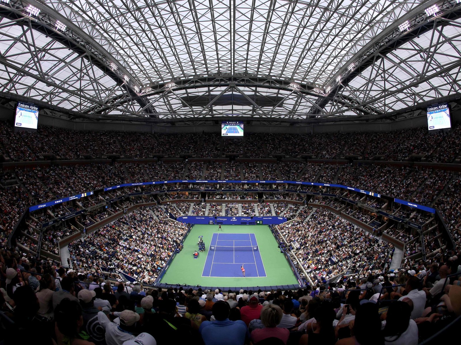 público ruidoso, humo de hamburguesas y olor a marihuana