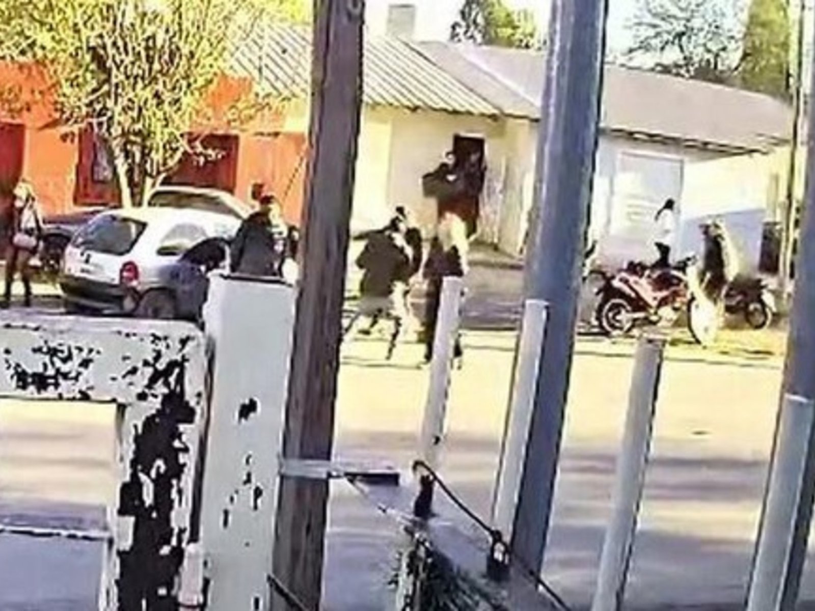 se pelearon en un “after” clandestino y a la salida los atropelló con el auto