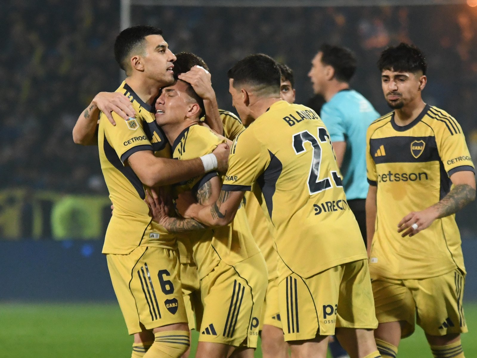 se puso a llorar después de convertir su primer gol con la camiseta de Boca ante Ind. Rivadavia