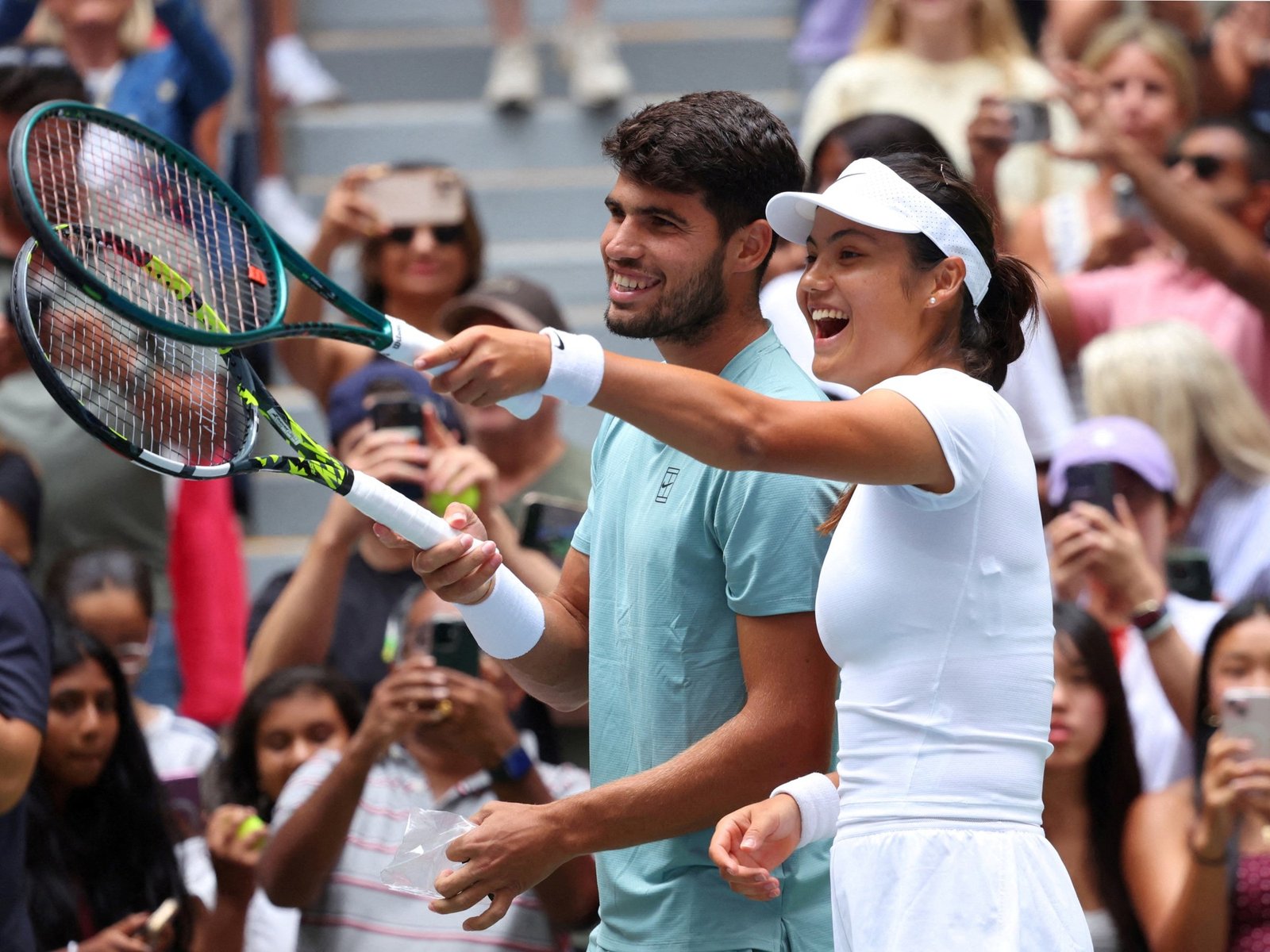 temprana eliminación para Alcaraz y Raducanu, la pareja que levantó suspiros en las redes