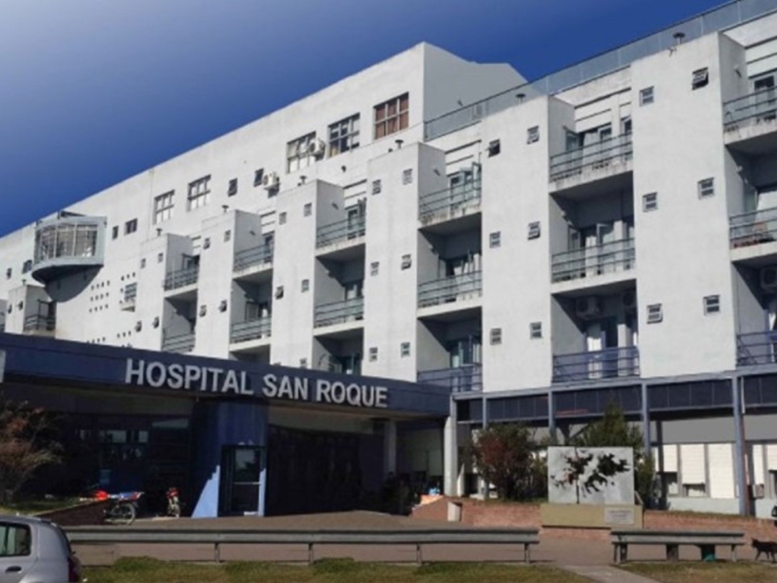 un hombre quedó internado por un balazo en la cabeza e investigan si jugaba a la ruleta rusa