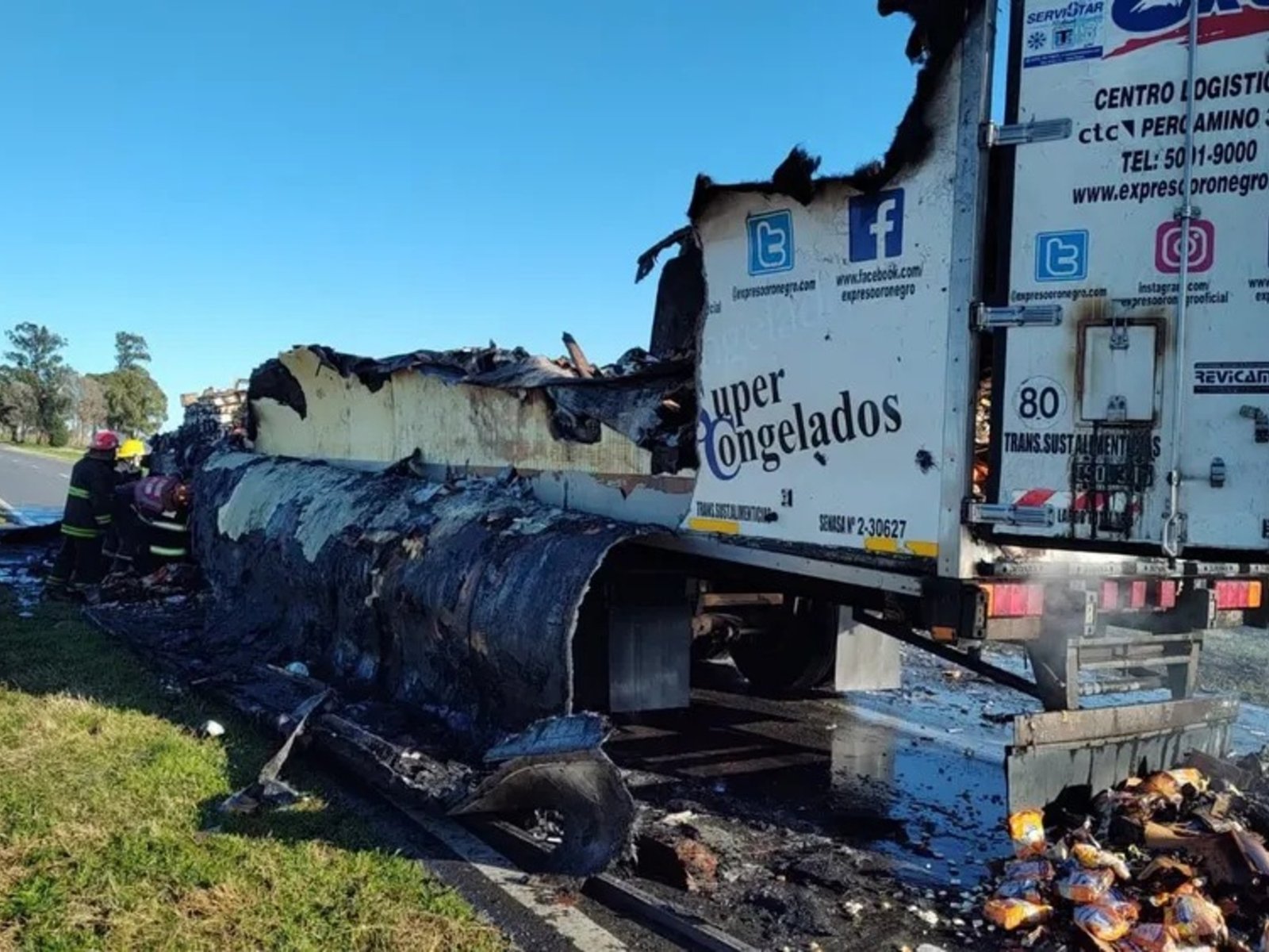 un padre y sus dos hijos murieron en un choque entre un auto y un camión