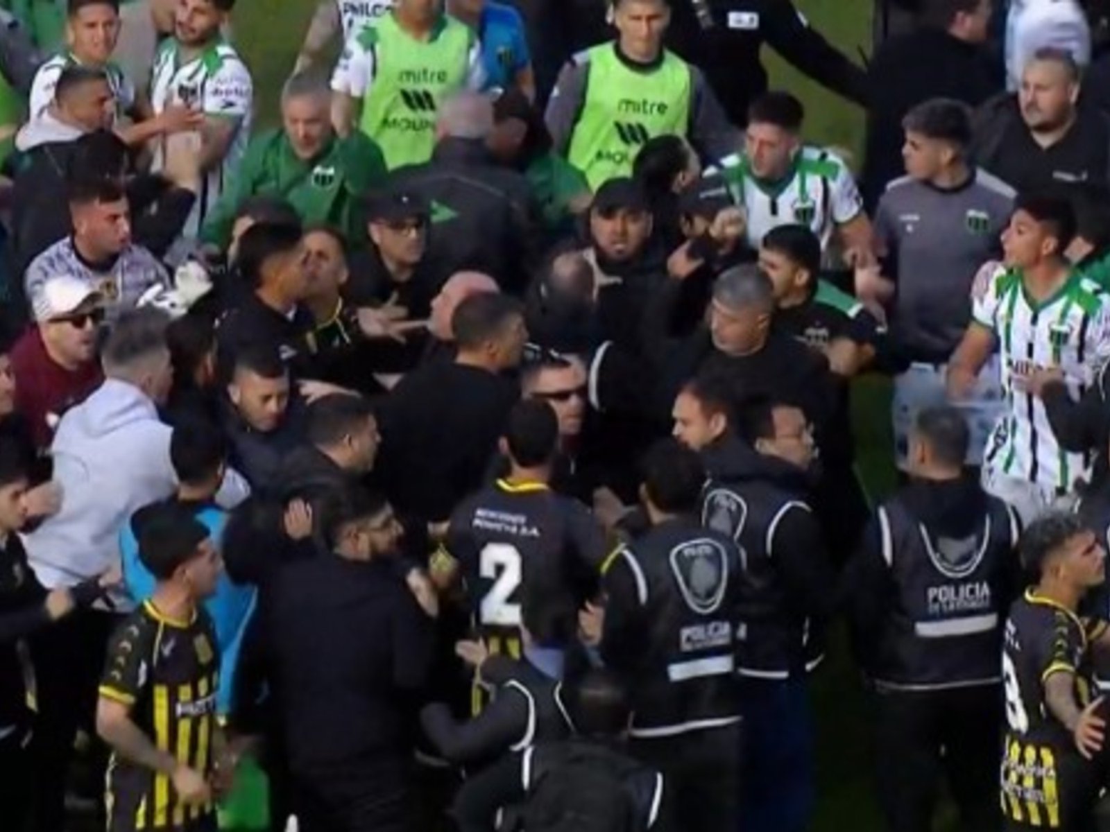 un par de detenidos, gresca, dos jugadores con contravenciones en Mataderos