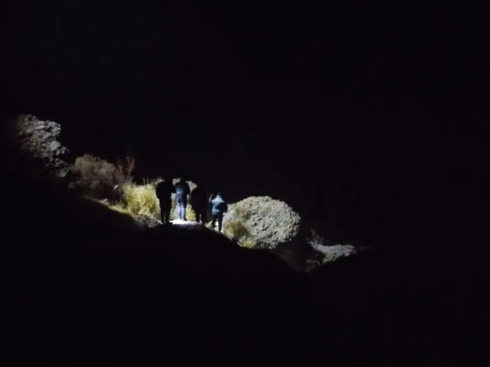 una pareja encontró restos óseos semienterrados en un cañadón de San Rafael