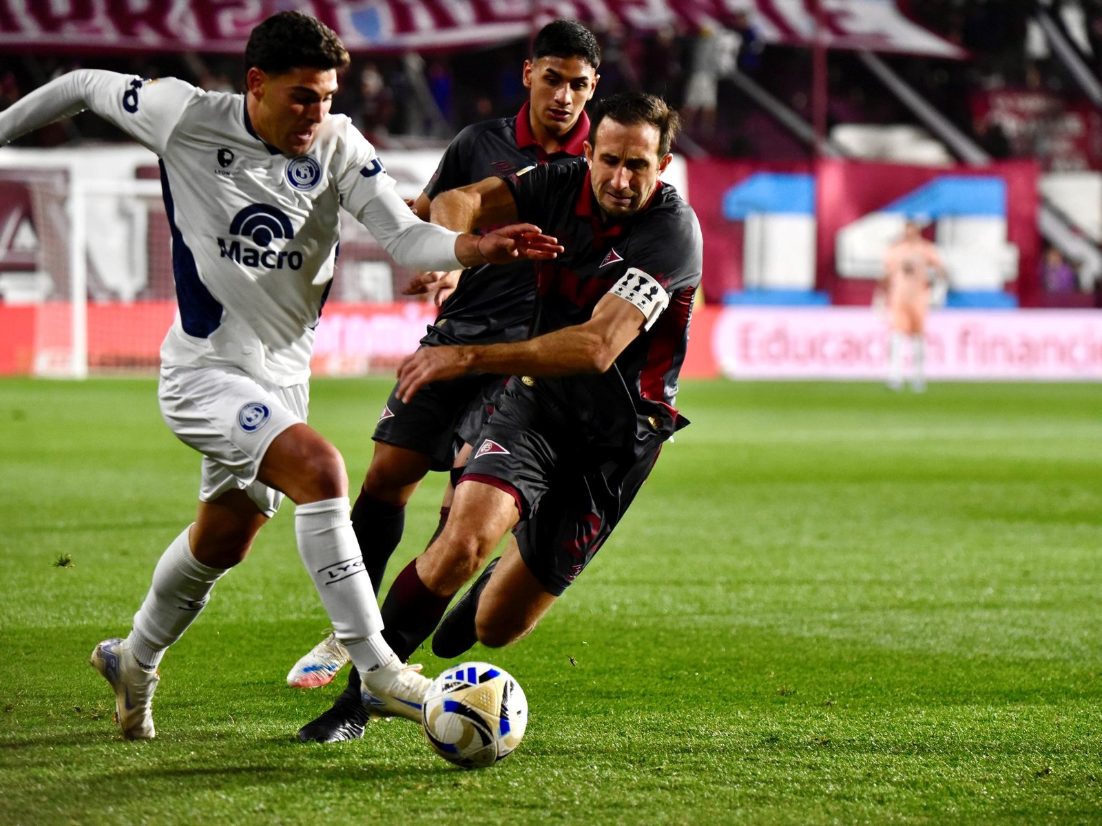 A Lanús le alcanzó con cuatro toques y un gol para ganarle a Independiente Rivadavia
