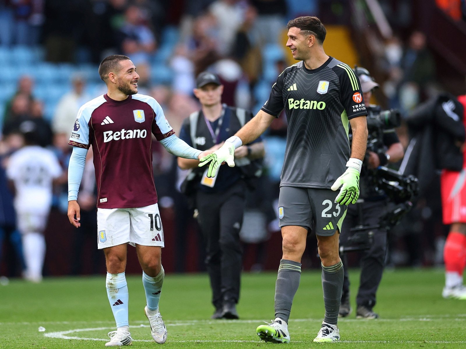 Al Dibu Martínez le hicieron un gol a los 2 minutos, pero apareció Buendía y le dio el primer triunfo al Aston Villa en la Premier League