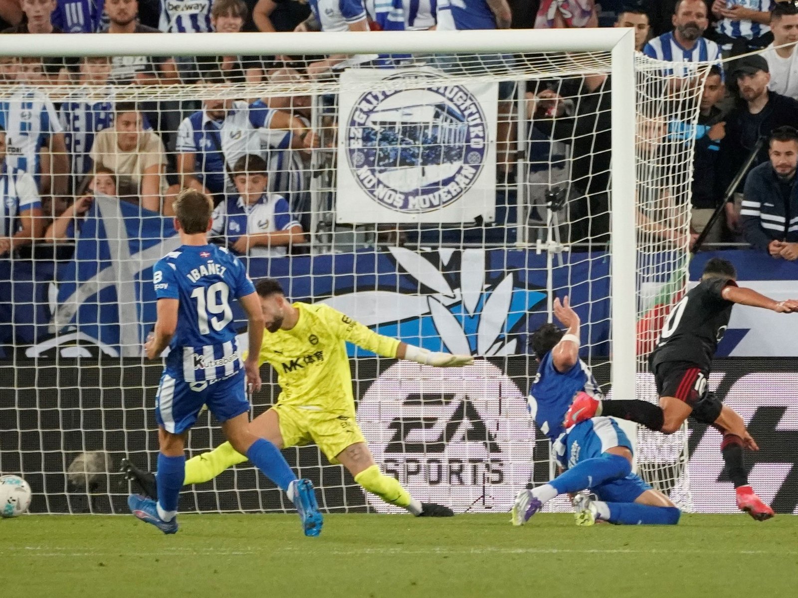 Alexis Sánchez, goleador inoxidable para el Sevilla de Almeyda, que le ganó al Alavés de Coudet y logró su segundo triunfo en LaLiga