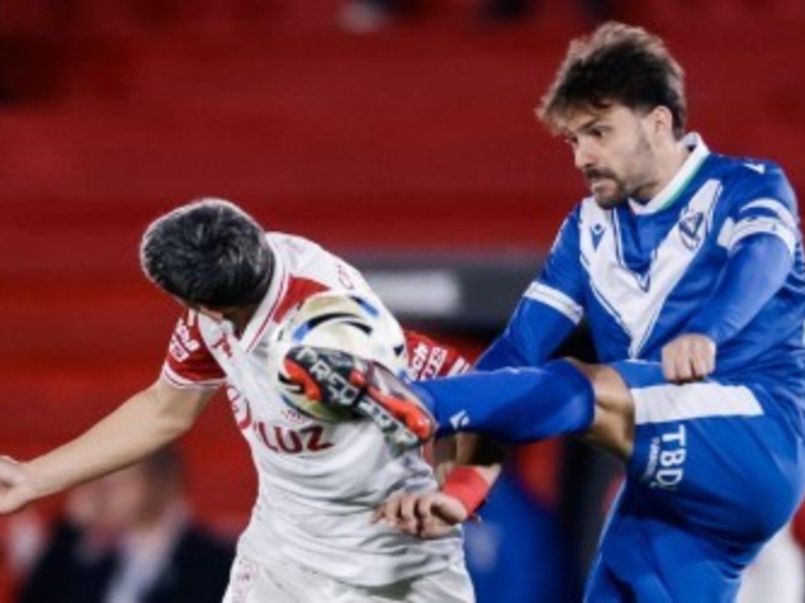 Con diez y en la previa del duelo con Racing, Vélez rescató un empate de su visita a Huracán