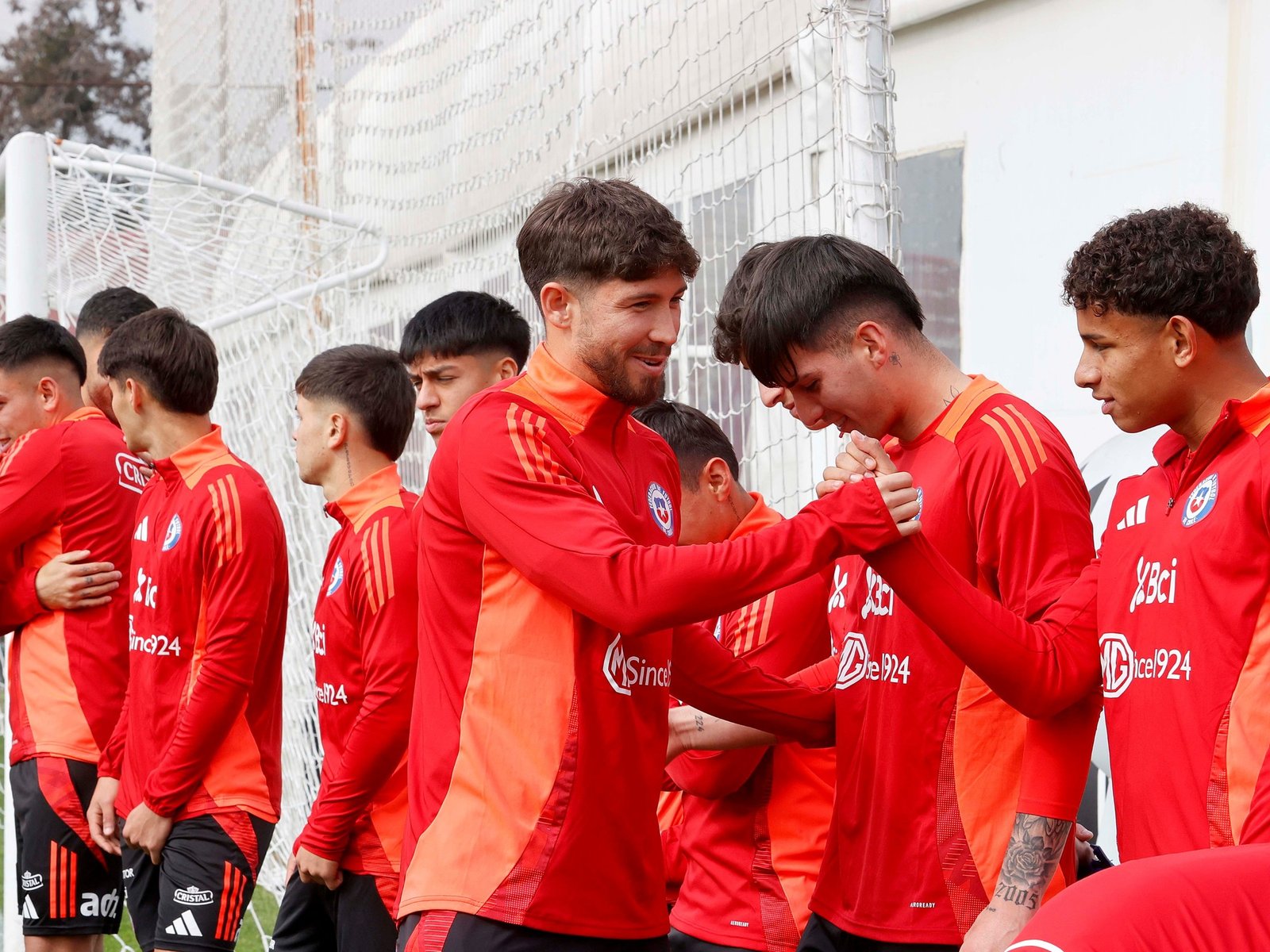 Con dos jugadores ingleses y la figura de uno de los cinco grandes, Chile presentó la primera convocatoria con la cabeza en el Mundial… 2030 :: Olé