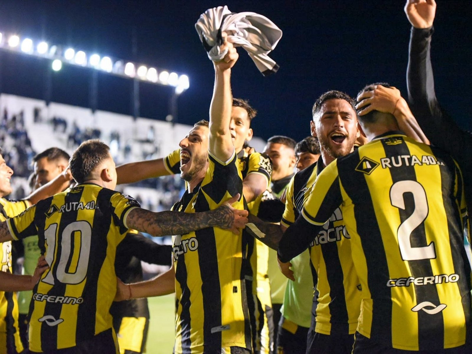 Con dos jugadores menos, Deportivo Madryn empató y sigue cerca de la final por el ascenso :: Olé