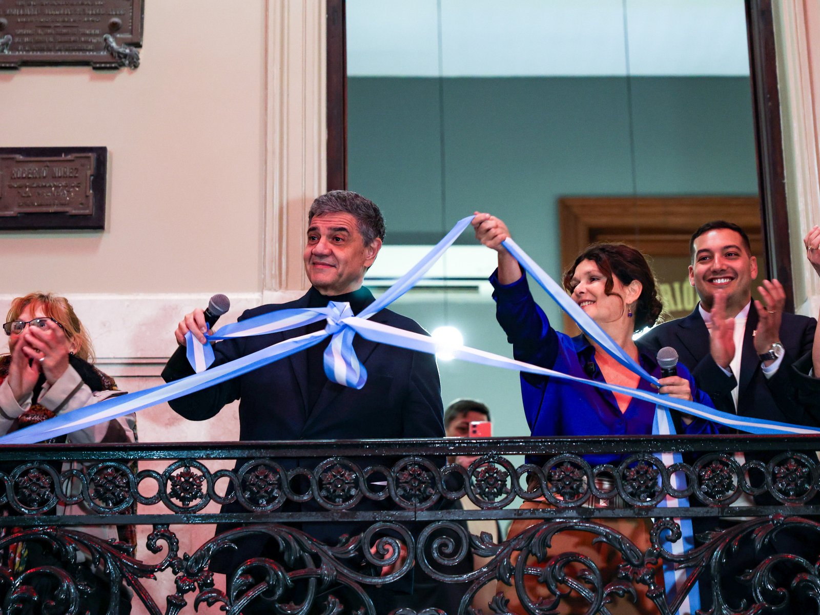 Con el sonido de la sirena de las noticias, Macri inauguró un centro cultural en la Casa de la Cultura