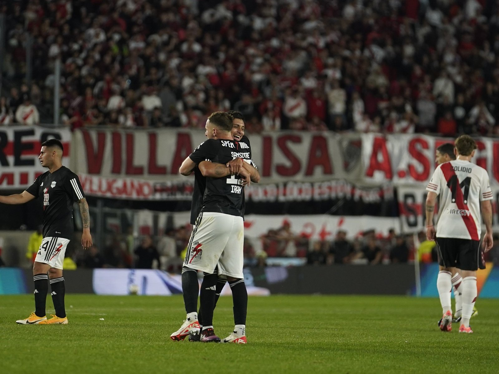 Con su histórico triunfo en el Monumental, Riestra superó a River en el historial :: Olé