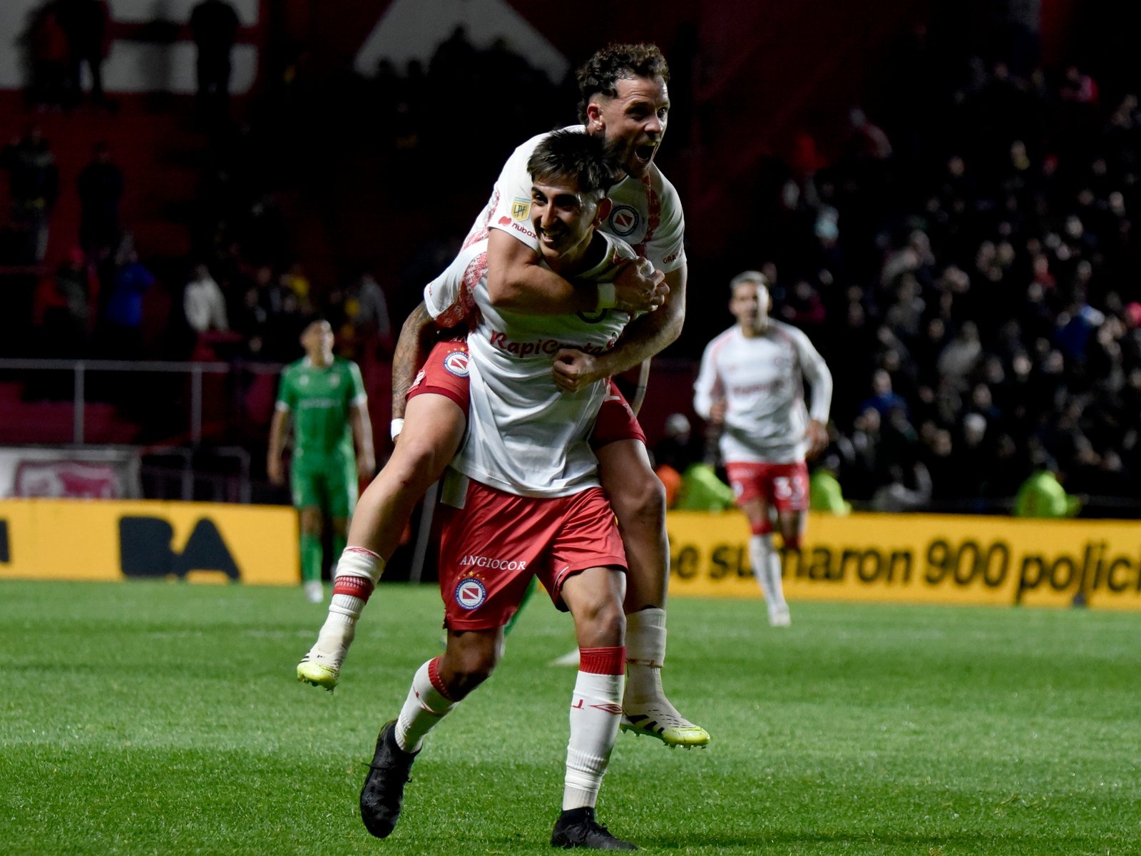 Con un Molina incontenible, Argentinos aplastó a Banfield y se acerca a la zona de playoffs