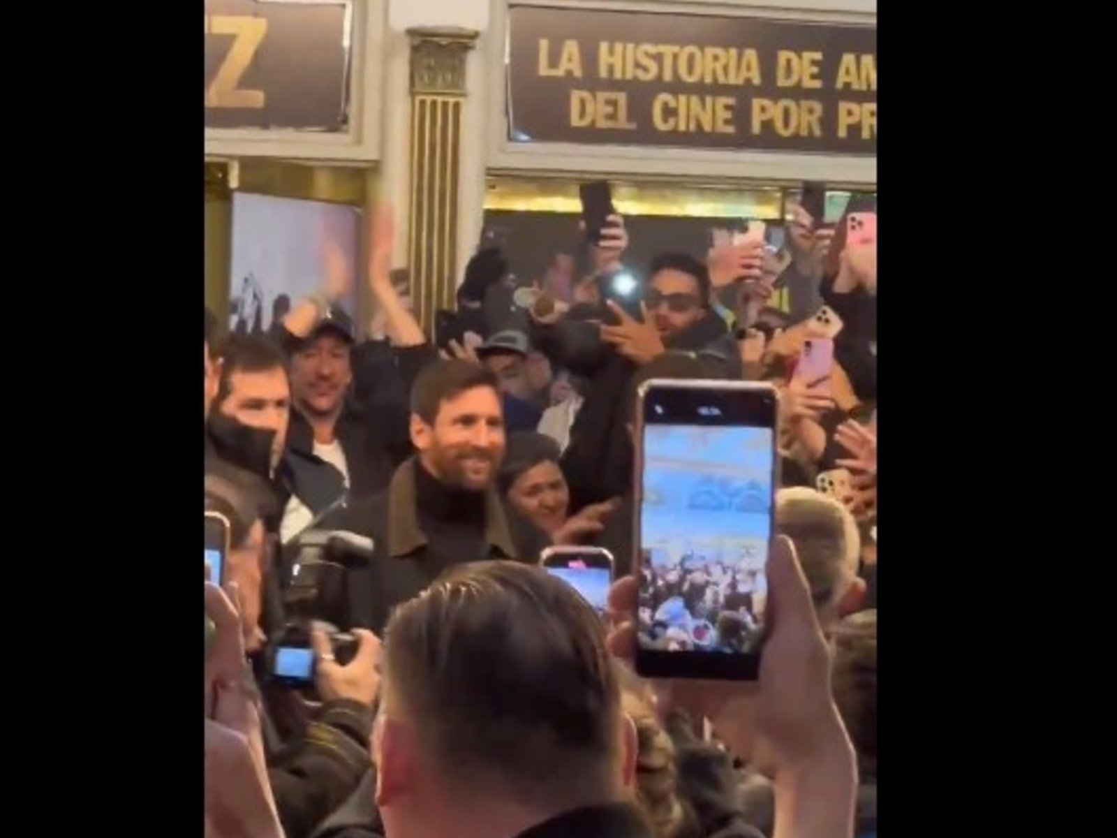 “Dale campeón, dale campeón”, la ovación para Messi a la salida de un teatro :: Olé